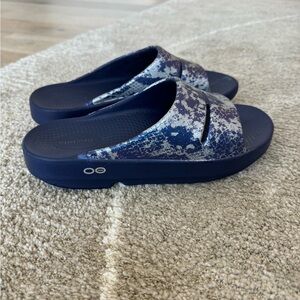 Oofos Women’s Animal Print Slide Sandal Blue Size 9